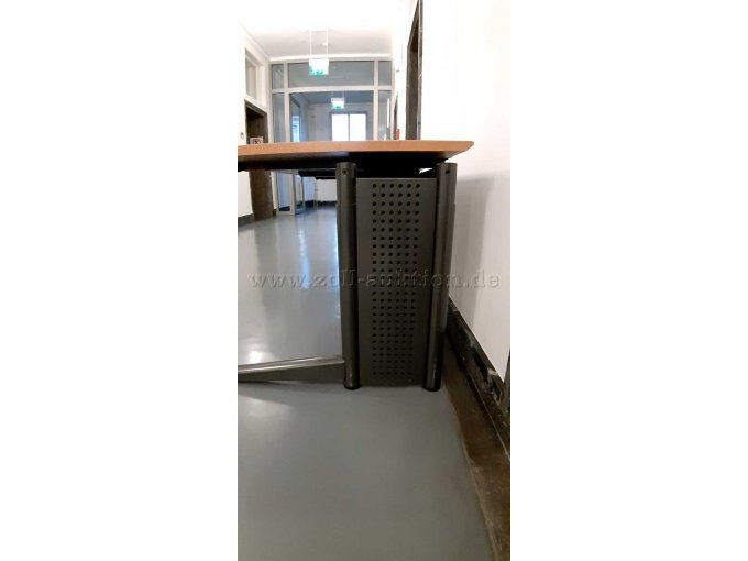 Seitliche Gesamtansicht mit Sichtschutzblende