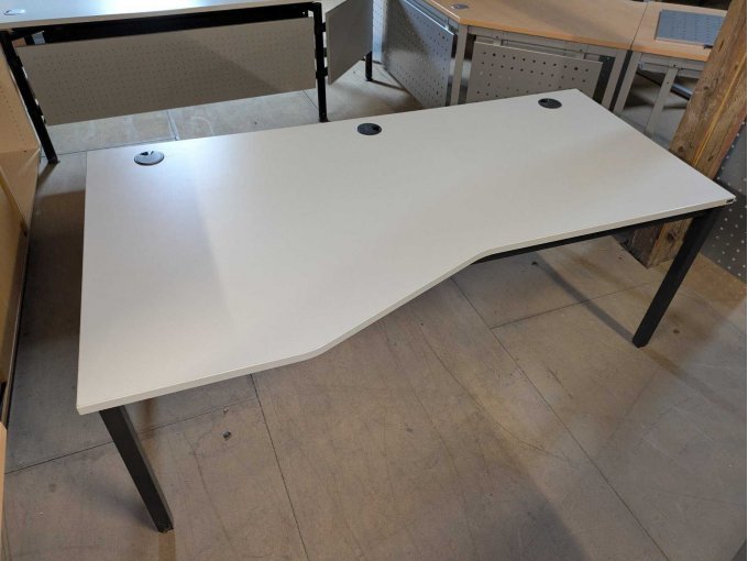 Ansicht Schreibtisch von vorne