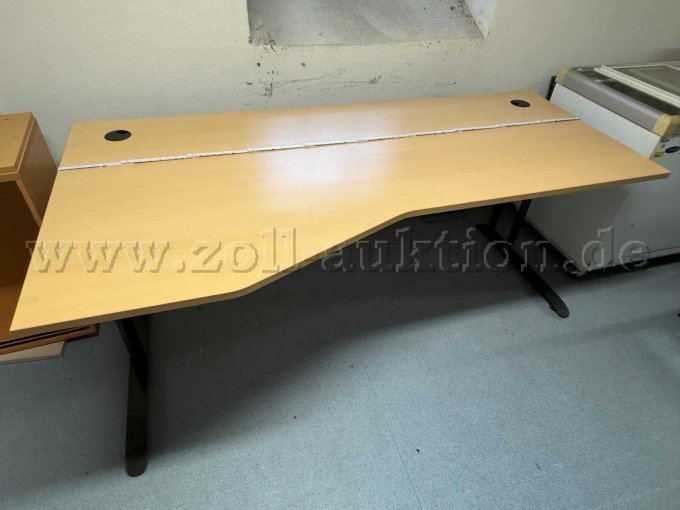 Es handelt sich auf dem Bild um einen Schreibtisch REISS-STANDARD  in der Farbe buche natur.