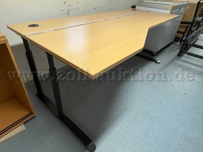 Es handelt sich auf dem Bild um einen Schreibtisch REISS-STANDARD in der Farbe buche natur.