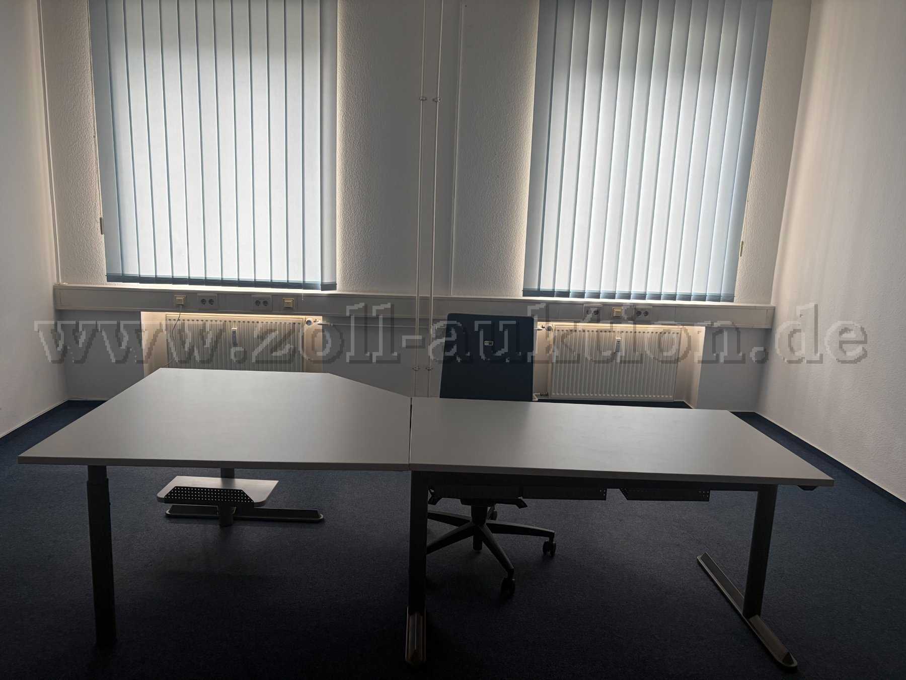 1 Schreibtisch Reiss-Standard Rechteck inkl. Trapezplatte