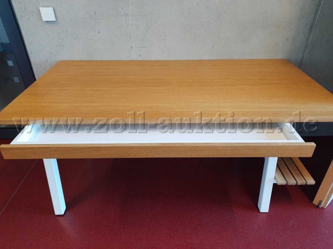 Schreibtisch; geöffnete Schublade