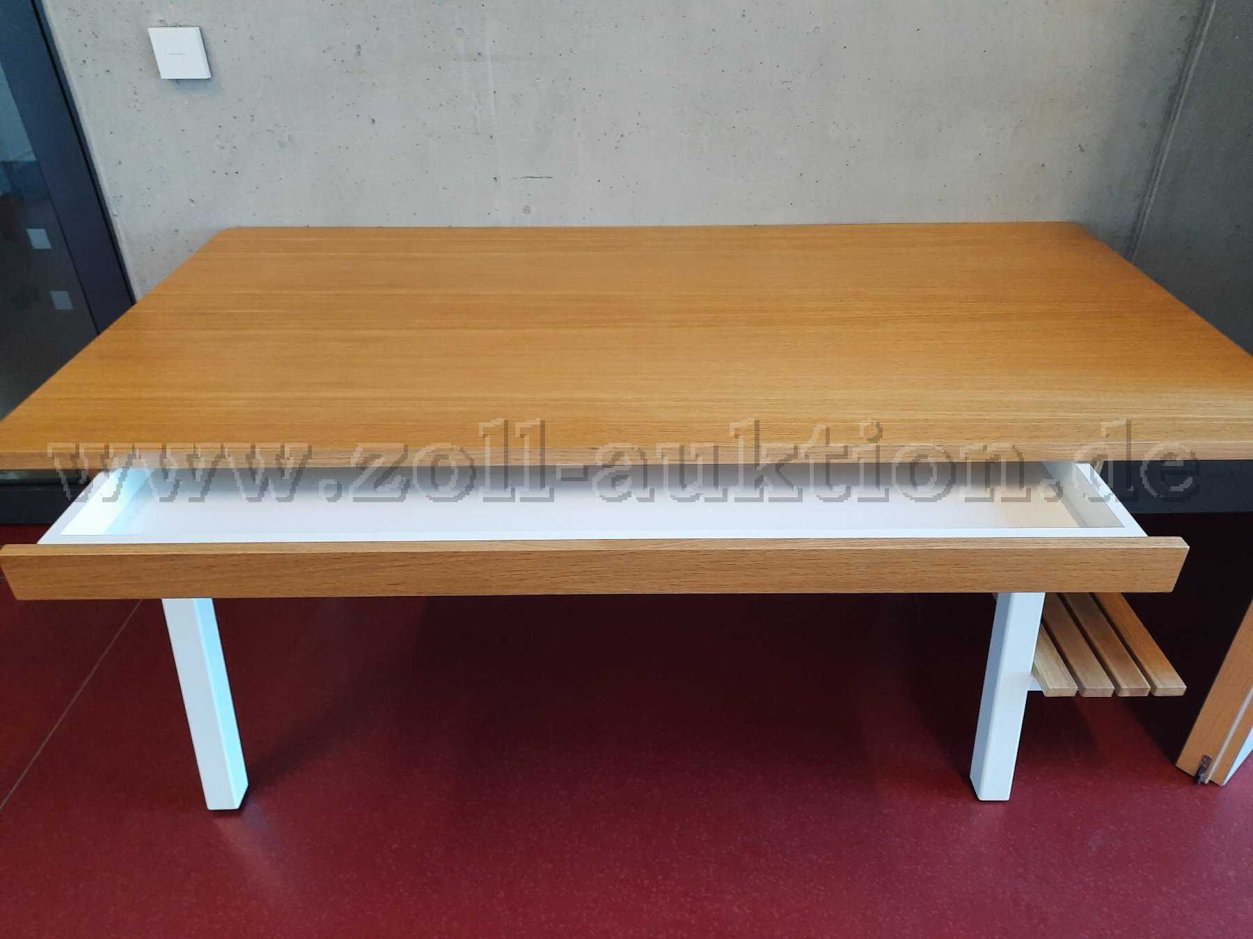 Schreibtisch; geöffnete Schublade