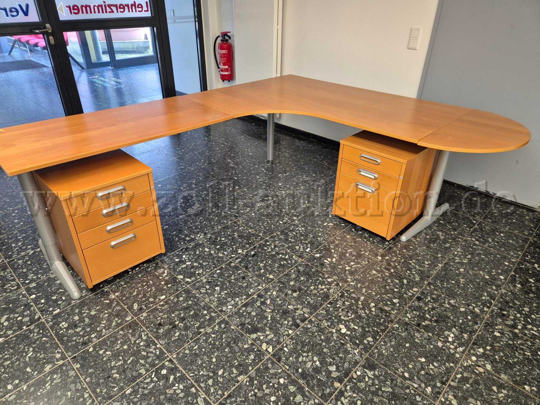 Schreibtisch und Container