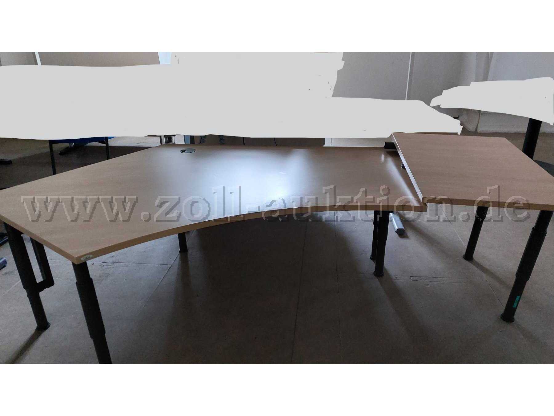 1 Schreibtisch mit gebogener Innenkante und Anbauteil rechts. Farbe: Königsahorn
Maße: äußere Kante: 1 Meter und 134 cm, Tiefe: 80 bis 100 cm, Anbauteil: 60cm lang und 80 cm tief.