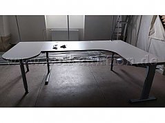 Schreibtisch mit Winkel rechts und Anbauteil links, weiße Arbeitsfläche; Maße: 2m x 80 cm, 160 x 60 cm, Anbau: 120x60 cm