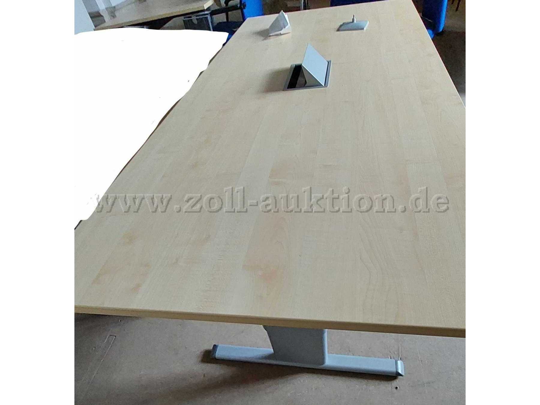 Schreibtisch in Birke-Dekor mit grauem Gestell, mit Kabelanschluss in der Mitte, Maße: 200 cm breit und 90 cm tief.