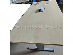 Schreibtisch in Birke-Dekor mit grauem Gestell, mit Kabelanschluss in der Mitte, Maße: 200 cm breit und 90 cm tief.
