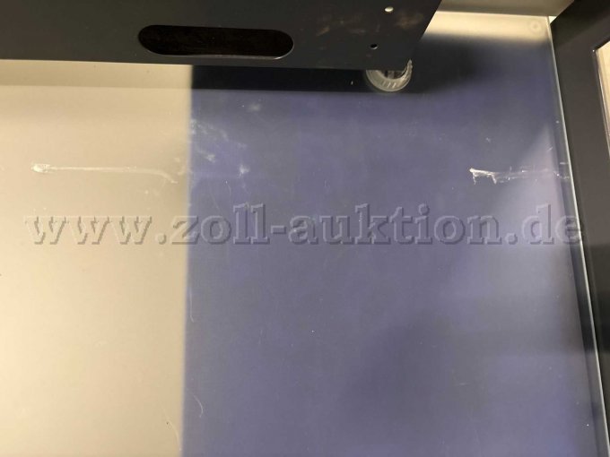 Gebrauchsspuren an der Tischkante