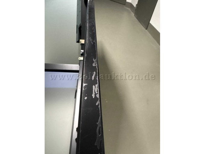 Gebrauchsspuren an der Tischkante