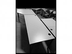 Ansicht Kombitisch seitlich.
Es handelt sich hier nur um zwei Teile mitten im Bild