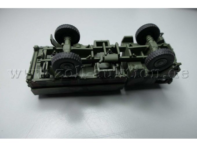 Schuco  Modellfahrzeug 5t GL Bundeswehr Flecktarn, 1:87 Ansicht von unten