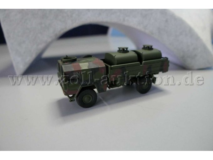 Schuco Tank-Lkw Bundeswehr MAN 5t gl KAT1, 1:87 Ansicht von der Seite