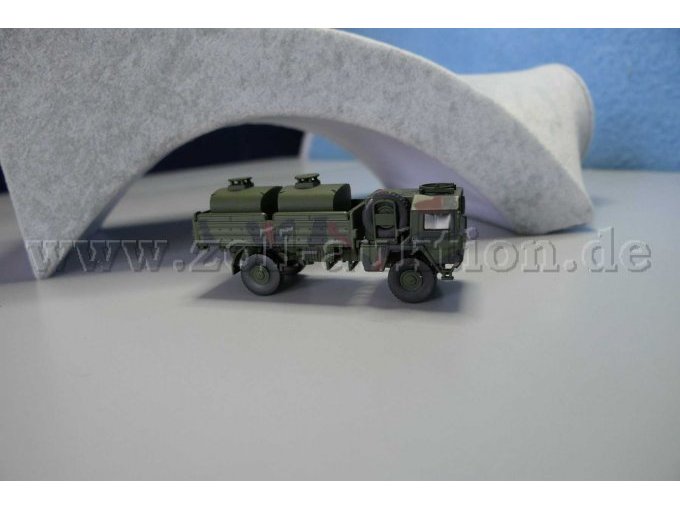 Schuco Tank-Lkw Bundeswehr MAN 5t gl KAT1, 1:87 Ansicht von der Seite