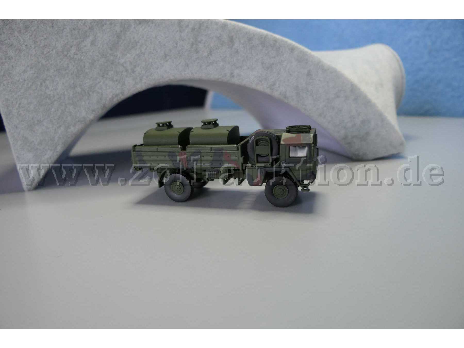 Schuco Tank-Lkw Bundeswehr MAN 5t gl KAT1, 1:87 Ansicht von der Seite