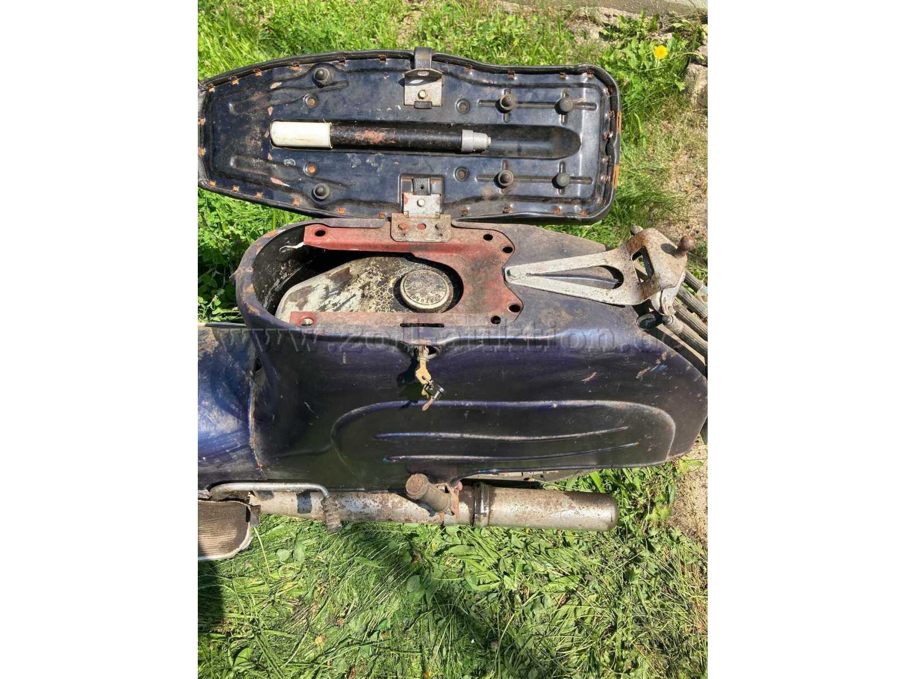 Tank und Luftpumpe unter Sitzbank