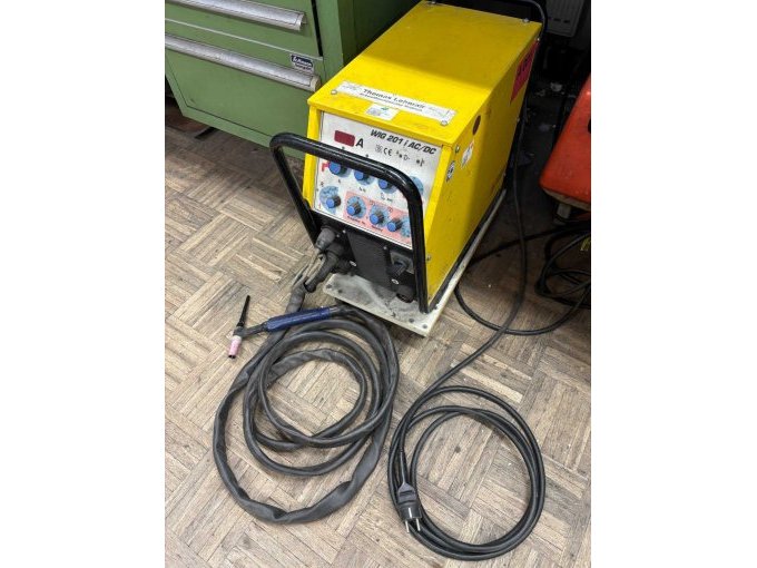 Frontansicht mit Ansicht der Kabel