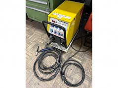 Frontansicht mit Ansicht der Kabel