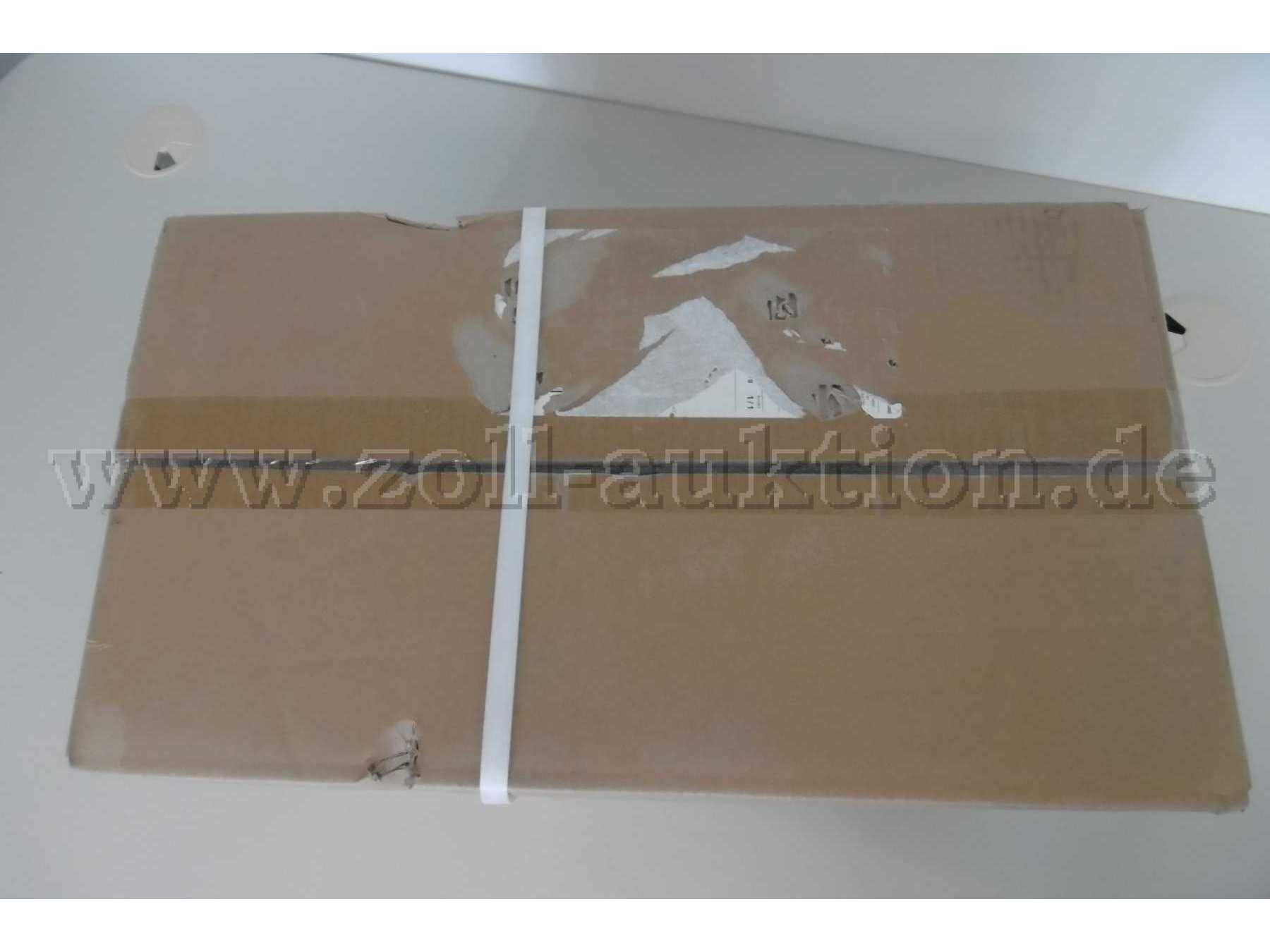 Oberseite des Karton mit Aufkleberrückständen und Beschädigungen