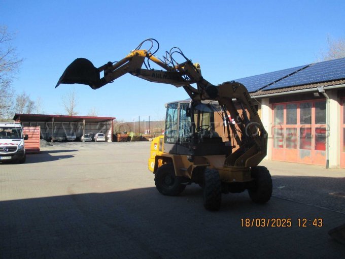 Radlader mit Baggeranbau