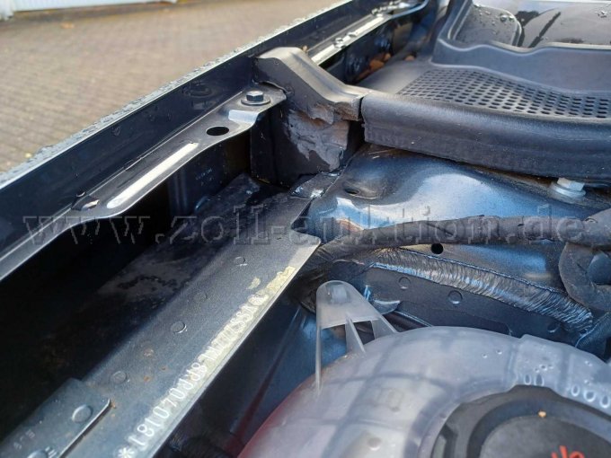 Kotflügelfüllstücke links und rechts, aufgerissen