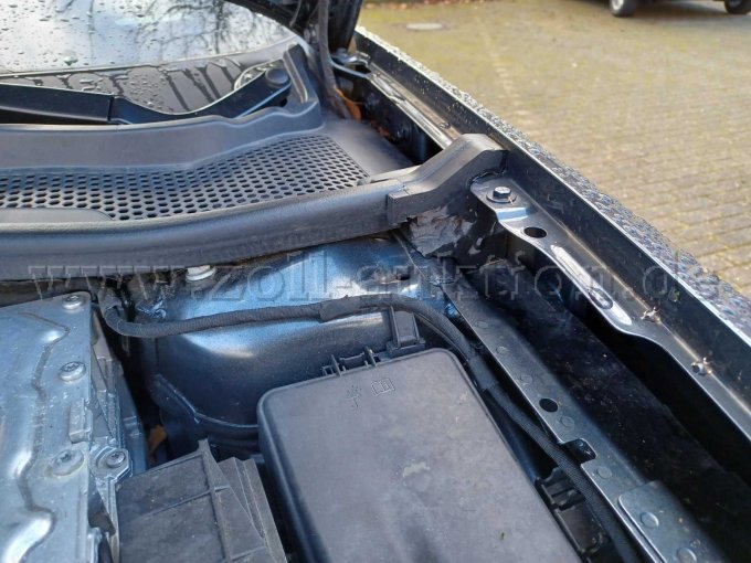 Kotflügelfüllstücke links und rechts, aufgerissen