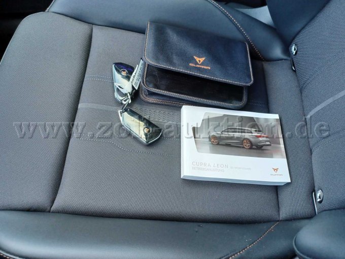 Bordmappe mit Fahrzeugschlüssel