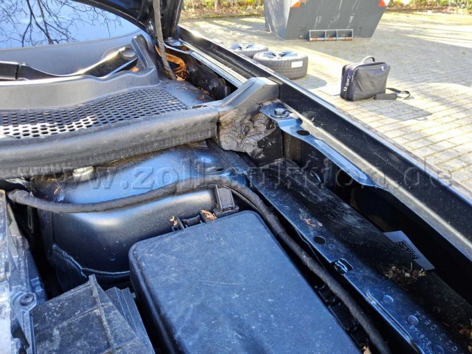 Kotflügelfüllstücke links und rechts aufgerissen