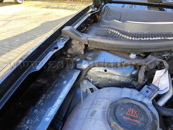 Kotflügelfüllstücke links und rechts aufgerissen