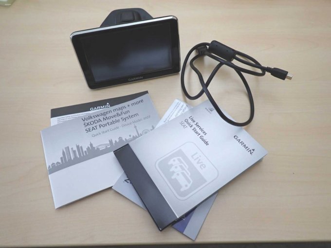 Navigationsgerät mit Unterlagen