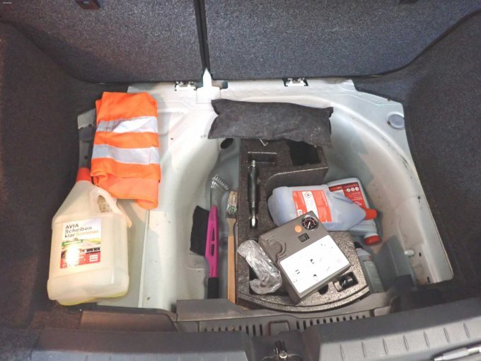 Utensilien im Kofferraum