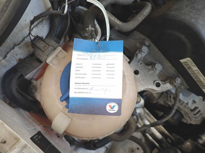 Etikett im Motorraum mit Angaben