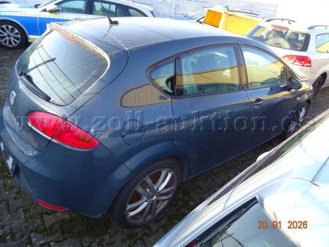 seitlich rechts hinten