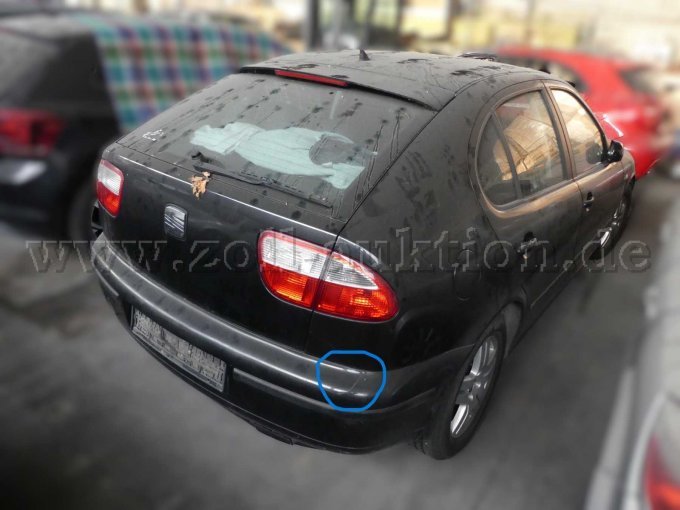 Heckansicht mit Blick auf die Beifahrerseite // Markierung zeigt sichtbaren tiefen Kratzer in der Stoßstange
