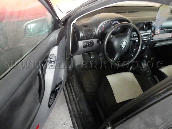 Tür Fahrerseite / Blick auf Sitz ung Lenker