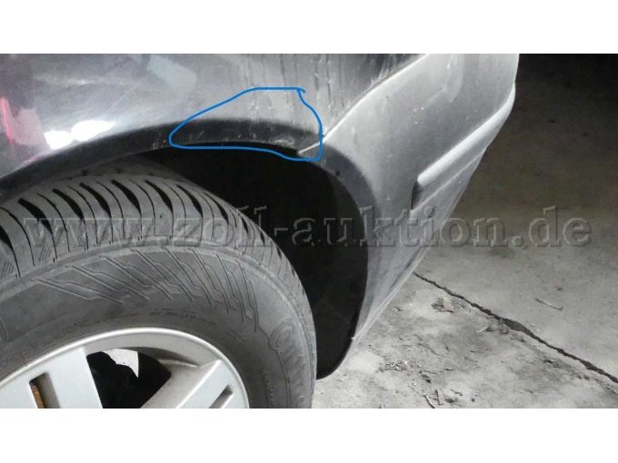 hinteres Radhaus Fahrerseite // Markierung zeigt leichte Roststelle