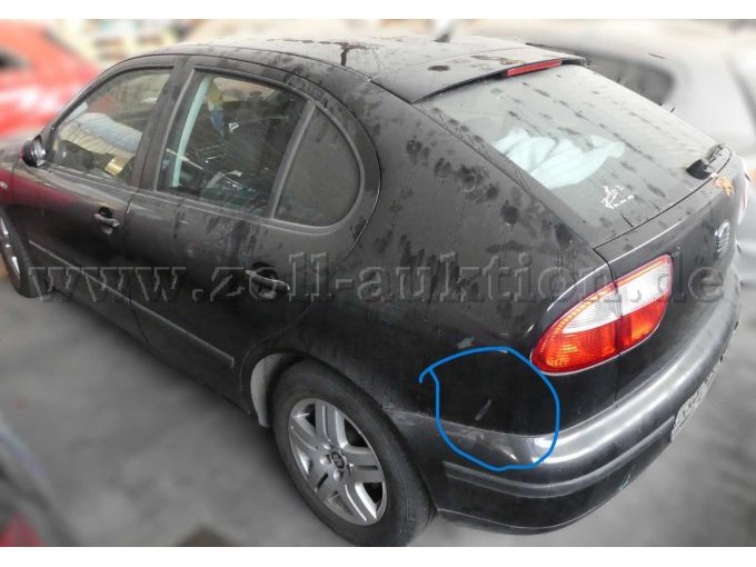 Heckseitenansicht Fahrerseite // Markierung zeigt eine leichte Beschädigung des Lackbildes
