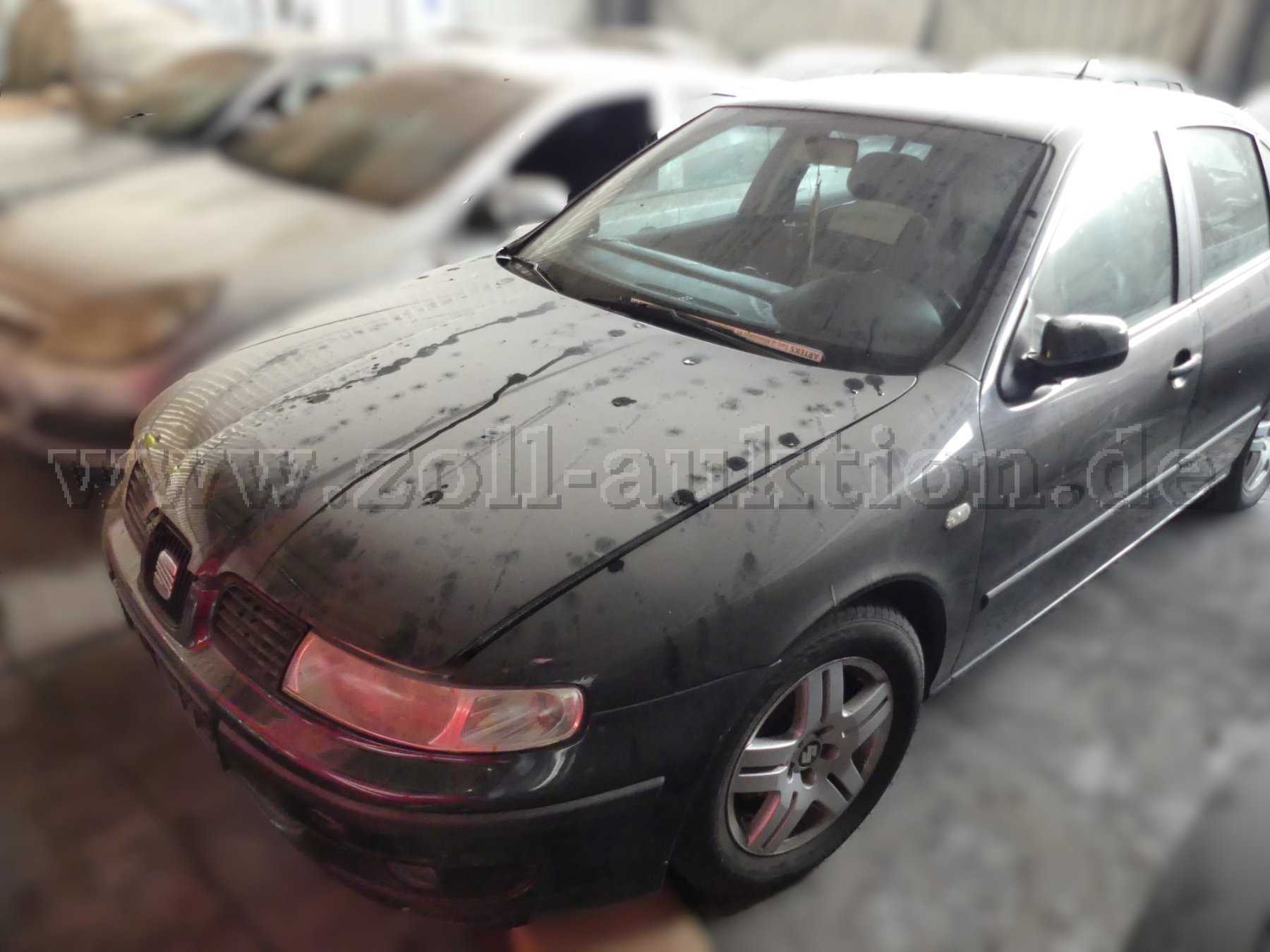 PKW Seat Leon 1,6 l-Benziner mit 77kW / 5-Gang-Handschaltgetriebe Frontseitenansicht Fahrerseite