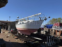 Segelyacht CUSTOS, Gesamtansicht von schräg vorne an Land.