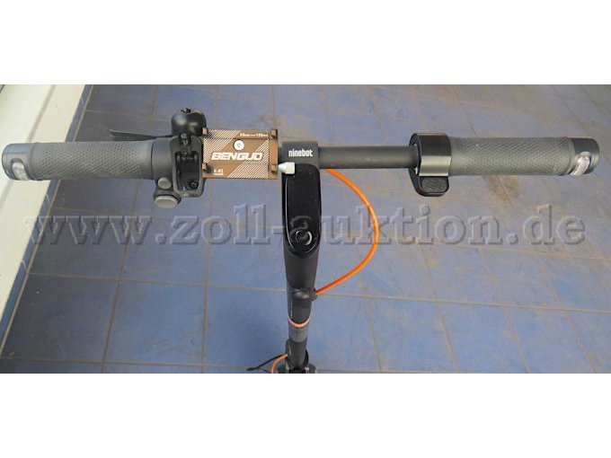 Lenkrad mit installierter Handyhalterung BENGUO X-81