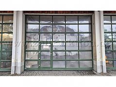 Frontansicht mit Schlupftüre