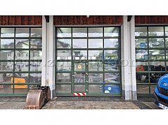 Frontansicht mit Schlupftüre