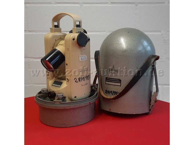 Instrument und Transportbehälter
Vorne seitlich