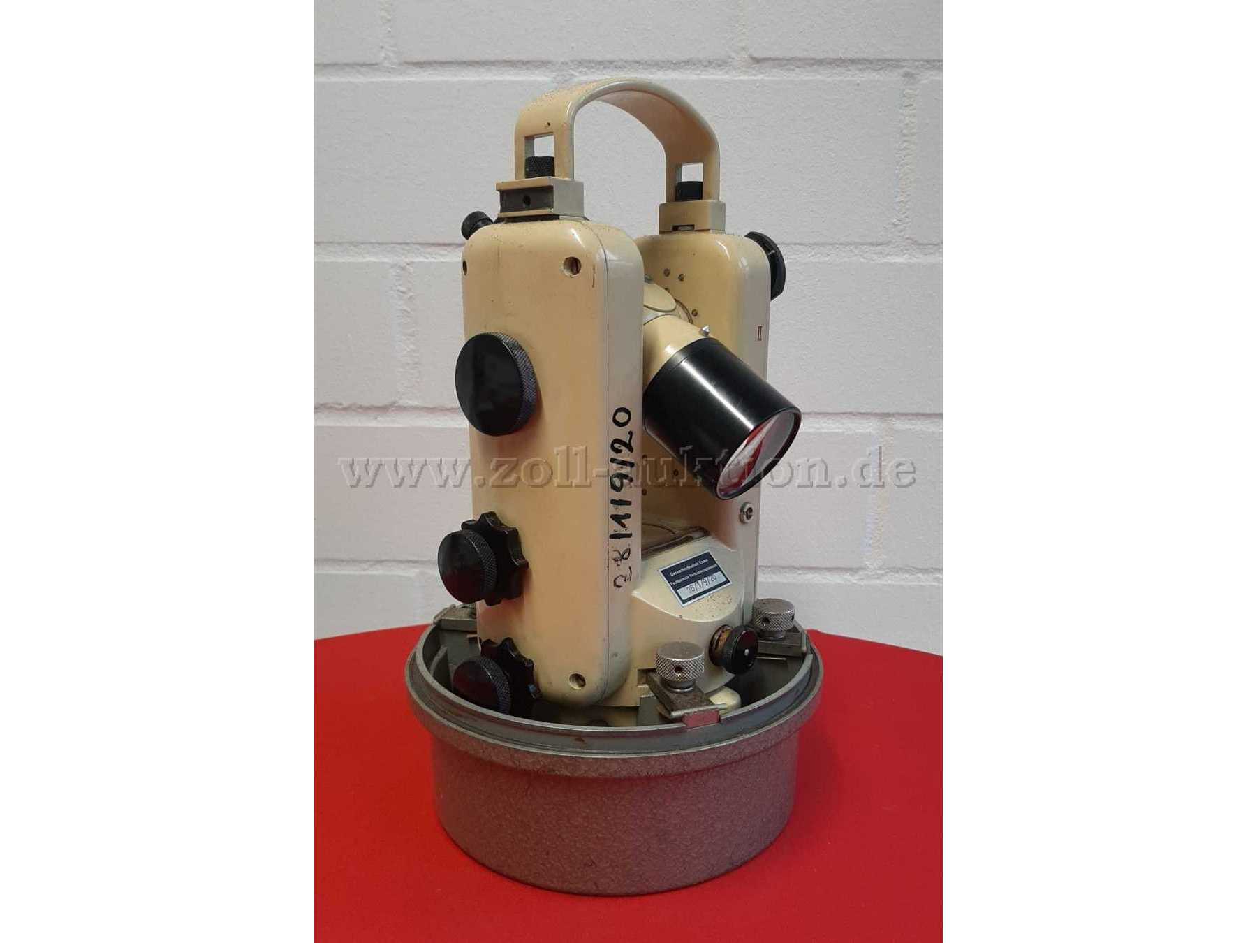 Instrument
Vorne seitlich