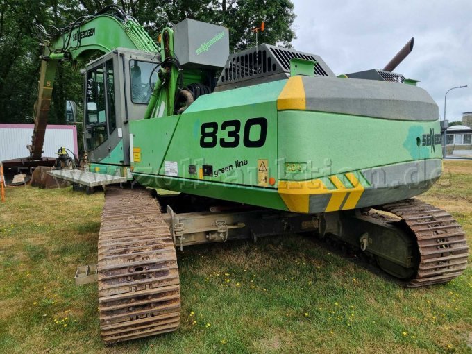 Hydraulikbagger links hinten