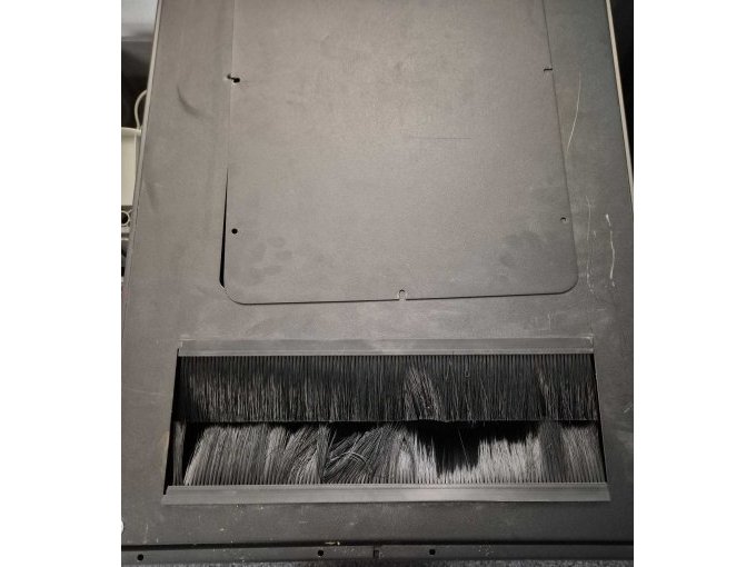 Server-Rack, "Pinsel-Aussparung" für Kabel sind etwas verformt.