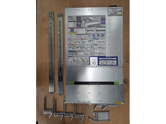 Sun Fire X4400 von oben mit System Overview und Einbauschienen