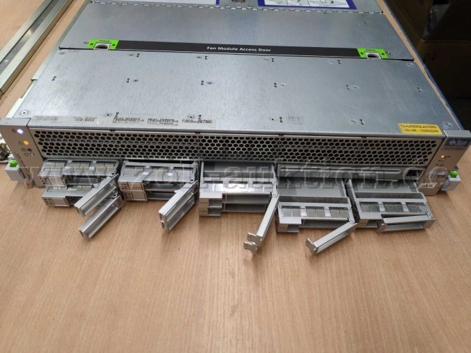 Sun Fire X4400 Vorderseite mit Einschüben Sun Fire X4400 Vorderseite mit Einschüben