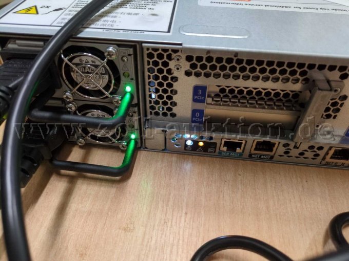 Sun Fire X4400 Rückseite (eingeschaltet)