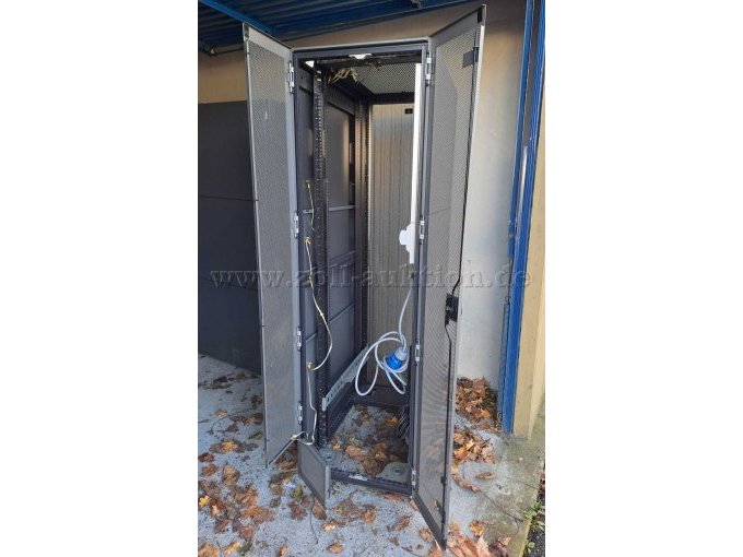 Serverschrank geöffnet von hinten
